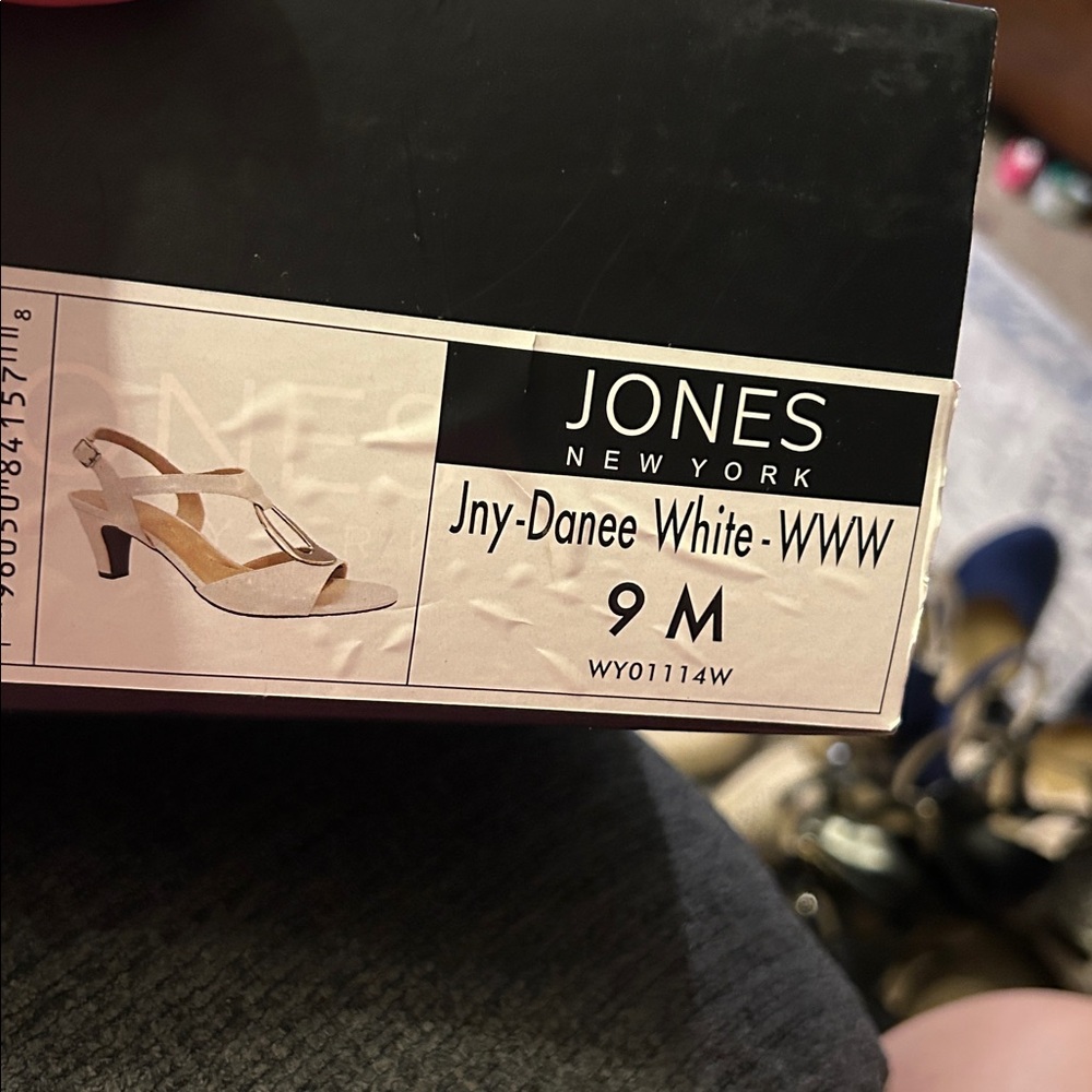 Jones New York Elegant White Sandals with Silver Accent - Picture 14 of 14